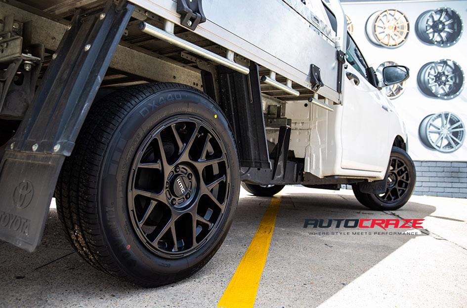 TOYOTA HILUX 4WD KM708 BULLY SATIN BLACK